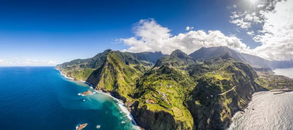 Vackert bergslandskap på ön Madeira, Portugal, på en sommardag. Panoramautsikt från luften.