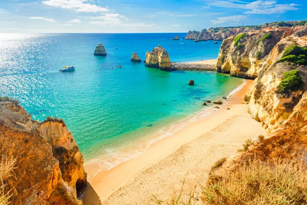 Vacker sandstrand nära Lagos i Algarve, Portugal
