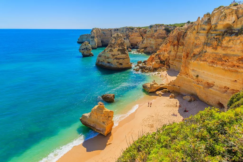 Utsikt over den vakre Marinha-stranden med krystallklart, turkisblått vann i nærheten av byen Carvoeiro i Algarve-regionen i Portugal.
